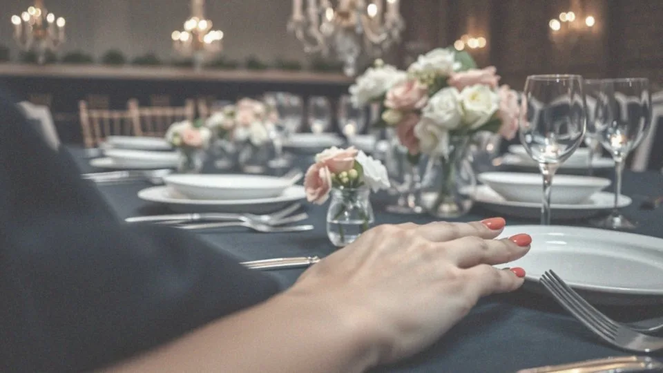 Jakie kolory paznokci pasują na wesele z granatową sukienką?