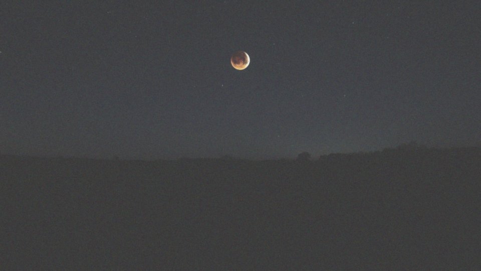 Jakie zjawiska astronomiczne towarzyszą zaćmieniu Księżyca?