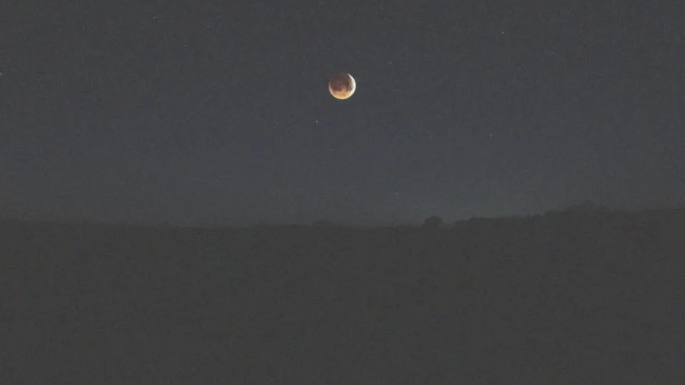 Jakie zjawiska astronomiczne towarzyszą zaćmieniu Księżyca?